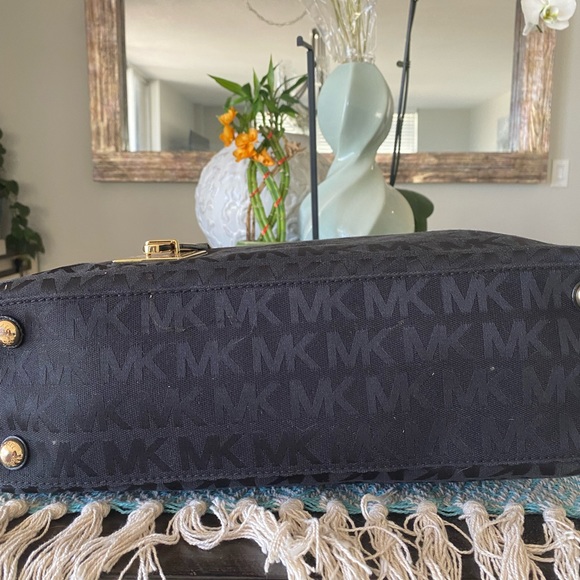 Michael Kors Signature Logo Large Purse (Black) w/Gold Hardware. - Picture 7 of 13